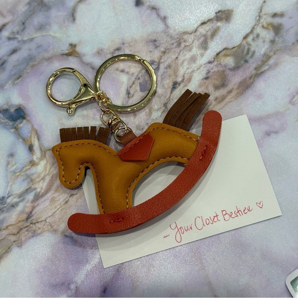 Viral Tan & brown leather horse keychain bag charm NEW with bow sticker - Picture 2 of 3